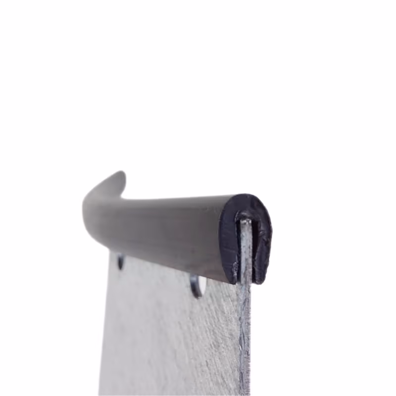 Montaż uszczelki krawędziowej czarnej — nakładanie i docisk na krawędzi blachy